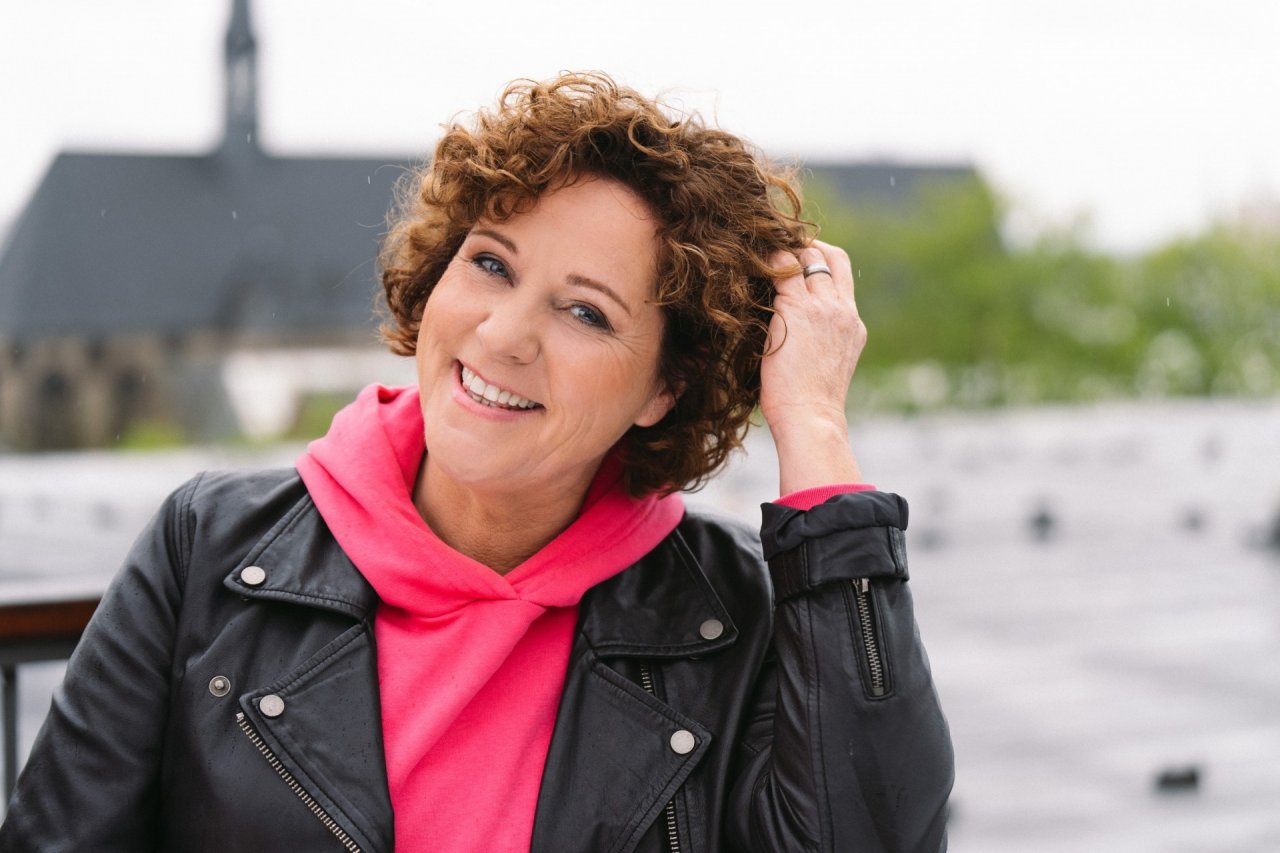 Bierdeckel, Stift und Spaß – mehr wird nicht gebraucht bei „Steffis Kneipenquiz“. Schon im fünften Jahr ist die beliebte WDR2-Moderatorin Steffi Neu mit ihrem Showkonzept mit Band, Comedian und einem Sack voll Fragen im Land unterwegs. von Annika Gräff