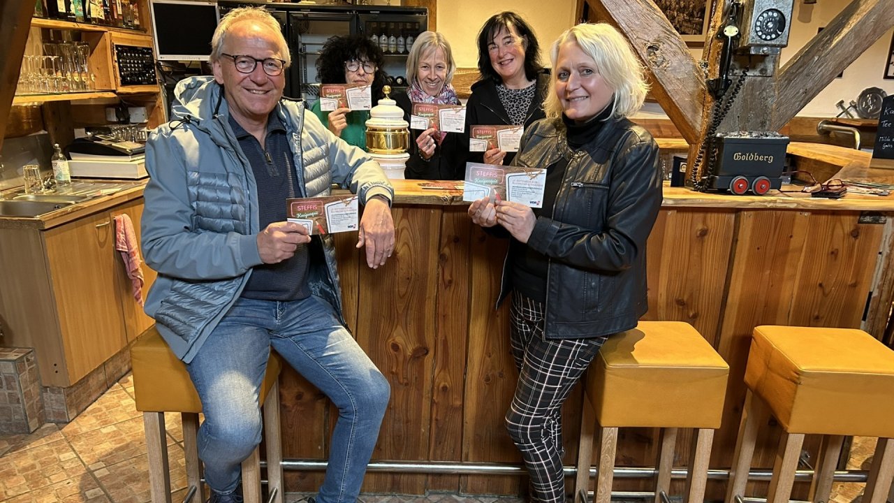 Der Schützenverein kooperiert für das Event mit der Theatergruppe „de Spassbacken“ MuT-Sauerland (v.l.): Martin Schneider (Schützenverein), Silvia Hoffmann (MuT), Sigrid Baust (MuT), Susanne Schneider (de Spassbacken) und Ulrike Wesely (MuT). von privat