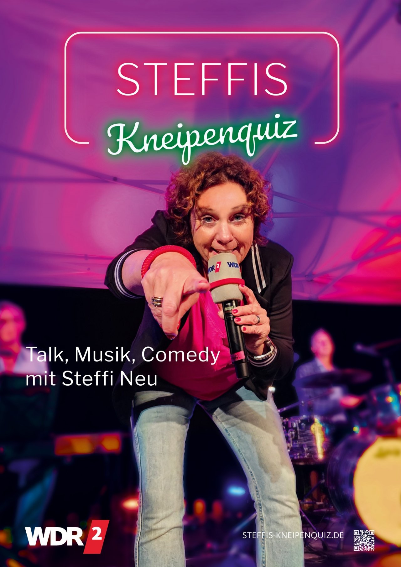 Bierdeckel, Stift und Spaß – mehr wird nicht gebraucht bei „Steffis Kneipenquiz“. Schon im fünften Jahr ist die beliebte WDR2-Moderatorin Steffi Neu mit ihrem Showkonzept mit Band, Comedian und einem Sack voll Fragen im Land unterwegs. von privat