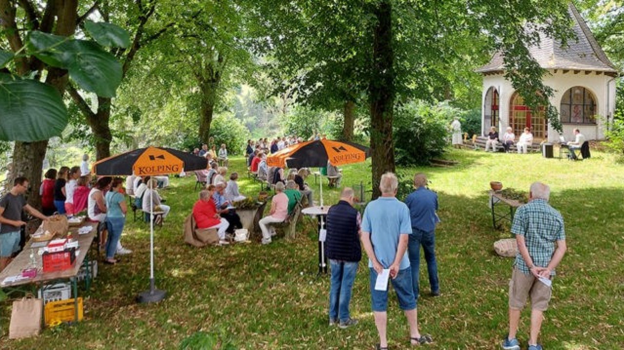 Ein guter Brauch in Grevenbrück ist es, zum Fest Mariä Himmelfahrt Kräutersträuße zu binden, die dann im Gottesdienst gesegnet werden. von privat