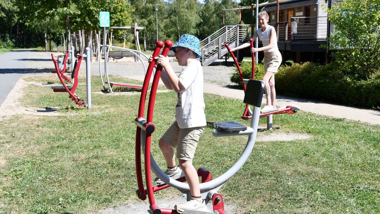 Hüpfen, Springen, Klettern, Rutschen und der Fitnessparcour sorgen für Abwechslung und Freizeitspaß. von Nicole Voss