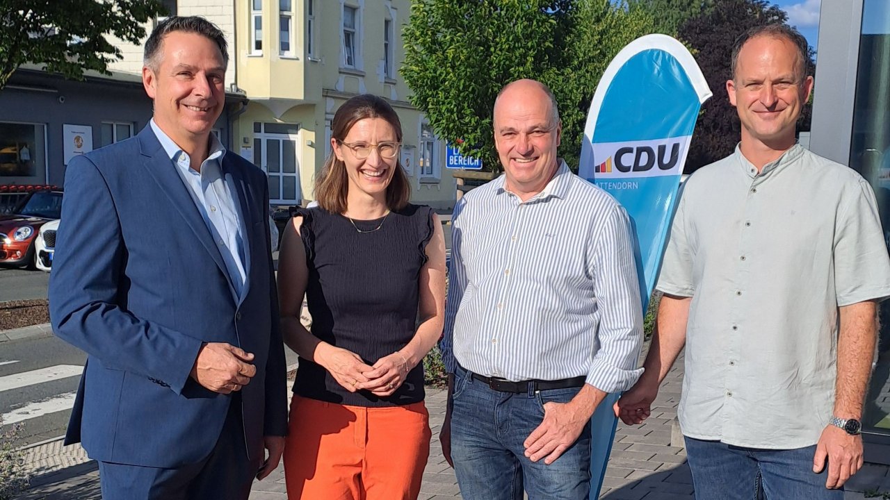 Die CDU Attendorn hat zu einer Diskussionsrunde zum Thema Parken in den Alter Bahnhof eingeladen (v.l.): Hans-Peter Langer, Dr. Friederike Brodhun, Markus Harnischmacher und Matthias Zacker. von CDU Attendorn