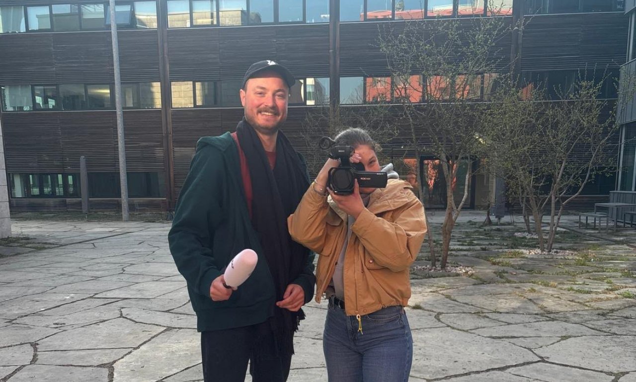Mit den Kollegen geht es raus zum Dreh. von privat