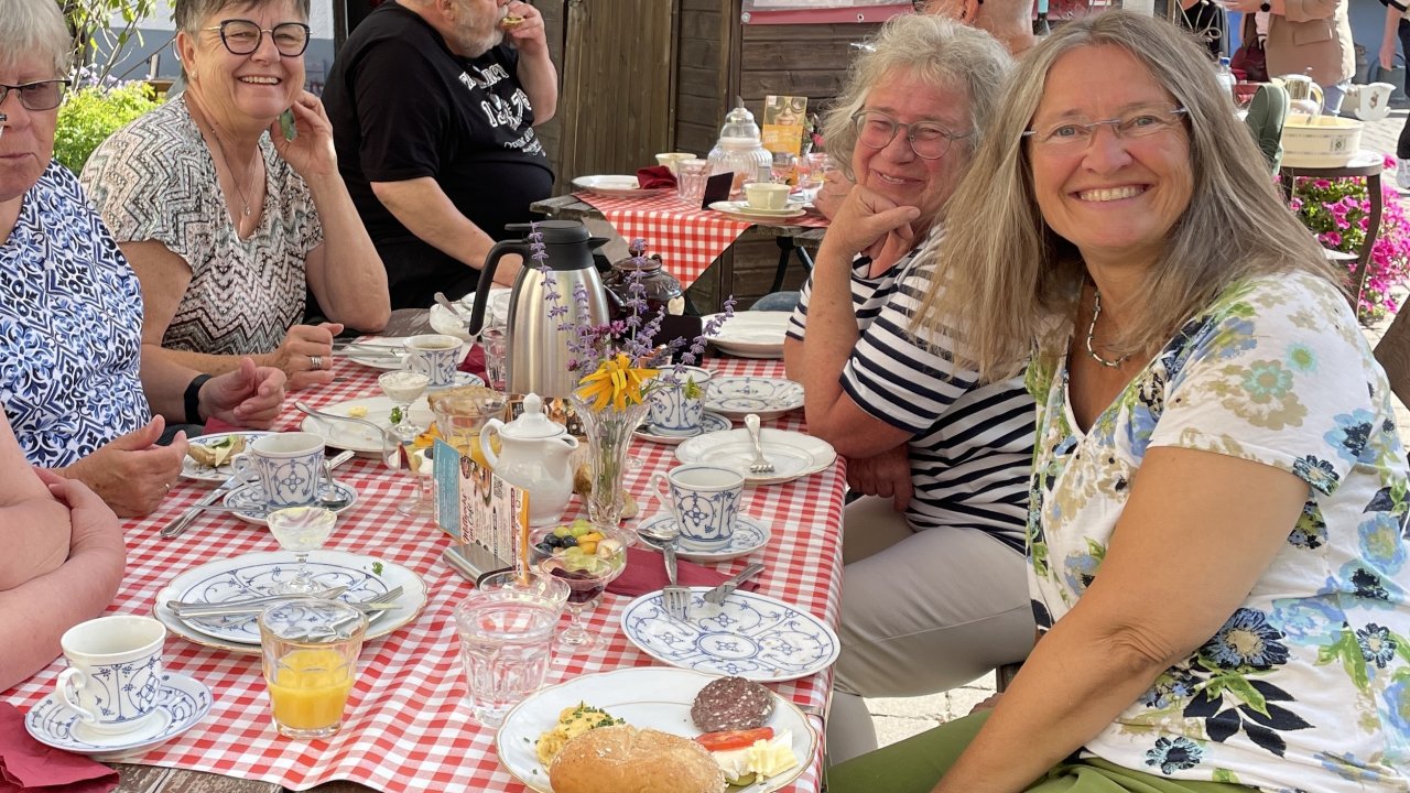 Beim Trödelfrühstück können Besucher die Sonne im blumigen Biergarten genießen. von privat