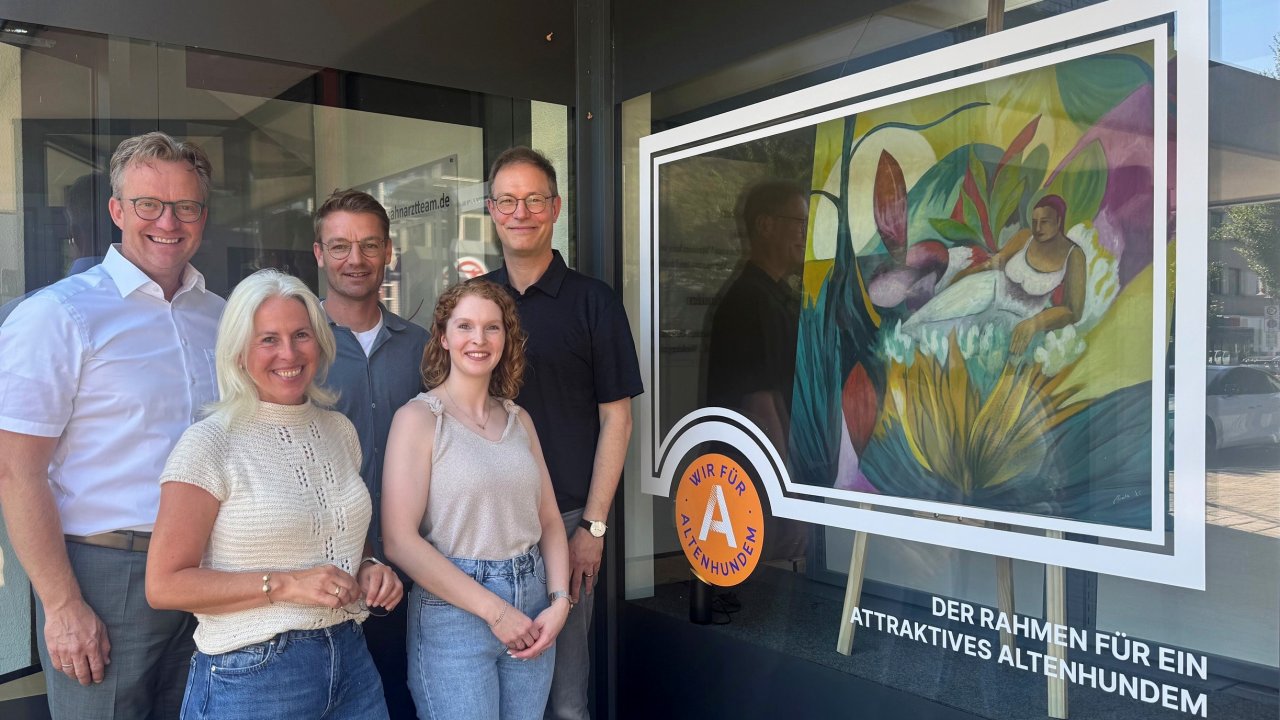 Stellten das erste Kunst-Schaufenster im ehemaligen Ladenlokal von Foto Gehrig in Altenhundem vor: (v.l.) Bürgermeister Tobias Puspas, Kerstin Brauer (WfA), Philipp Thöne (ONTAVIO), Sarah Puccio (ONTAVIO) und Alexander Kremer (WfA). von Kerstin Sauer