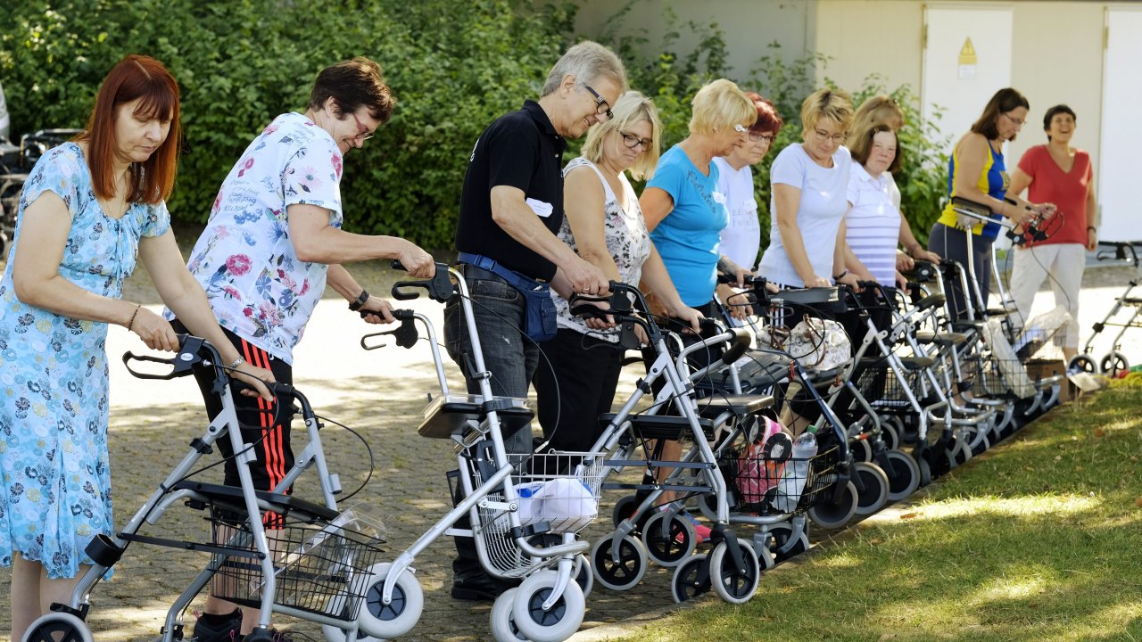 Beim Rollator-Training können Interessierte den richtigen Umgang mit dem Alltagshelfer lernen. von Michael Grosler