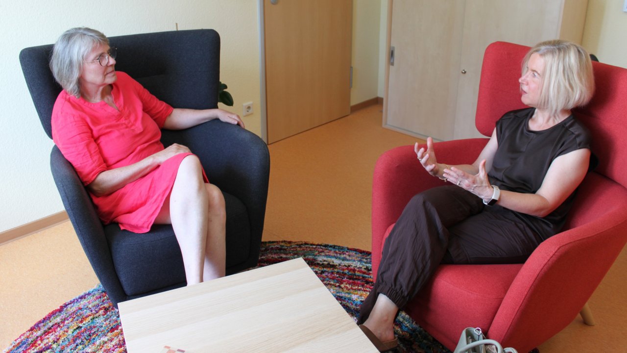 Claudia Bucher von der Suchtberatung bei Caritas-AufWind Beratung und Hilfe (l.) im Gespräch mit Bianca B.. von Caritasverband in Südwestfalen