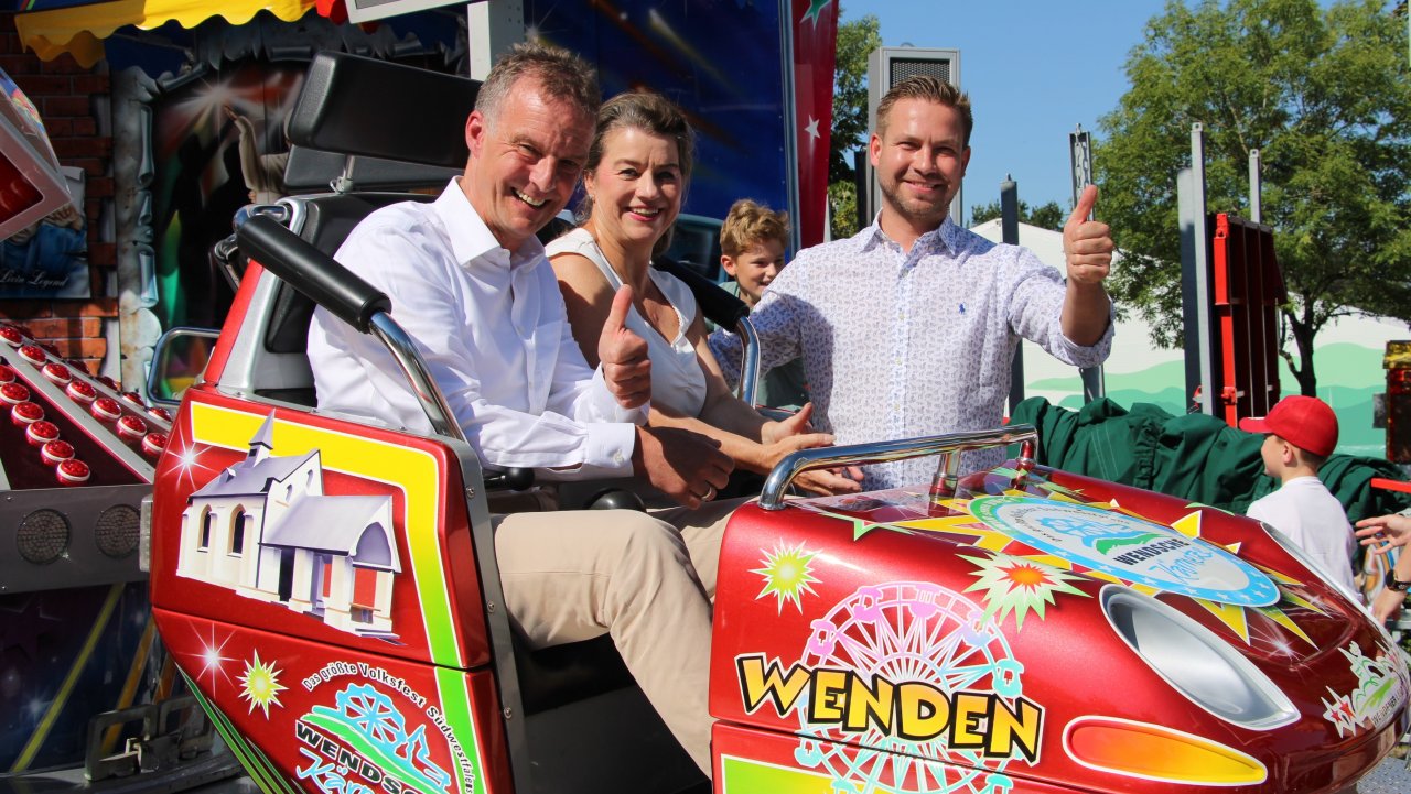 Was für eine Ehre: Der „Breakdance No. 1“ der Familie Bonner hat jetzt eine eigene Wendener-Kirmes-Gondel. Bürgermeister Bernd Clemens (links) und Gemeinde-Mitarbeiterin Jutta Grafender (Mitte) durften zuerst Platz nehmen. Rechts: Thomas Grass von der Schaustellerfamilie Bonner. von Lorena Klein
