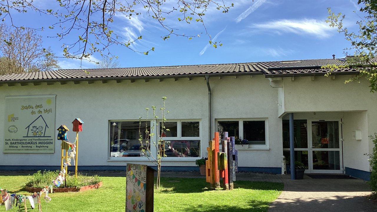 Vor 50 Jahren zog der St.-Bartholomäus-Kindergarten Meggen in das neue Gebäude am Mühlenplatz. Das Jubiläum soll im Oktober groß gefeiert werden. Im Vorfeld sucht das Kita-Team Kinder der ersten Stunde im Gebäude am Mühlenplatz. von privat