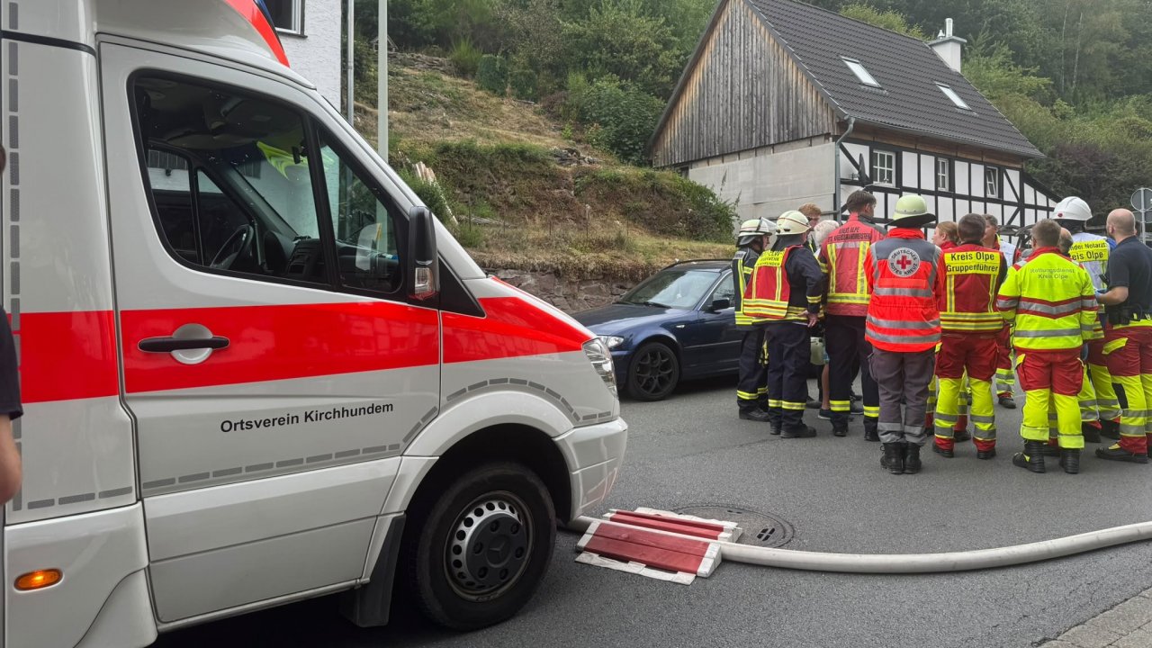 Nach einer Explosion in Kirchhundem war das Deutsche Rote Kreuz im Einsatz. von Kerstin Sauer