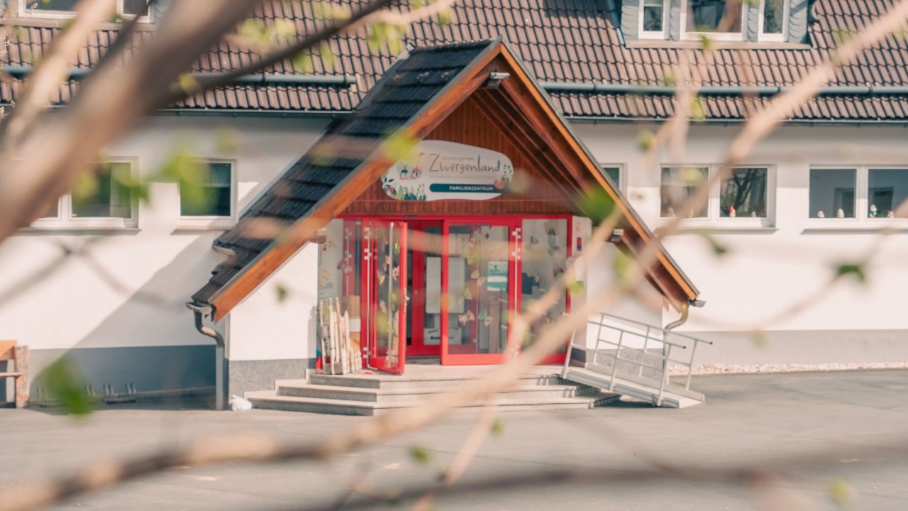 Das Familienzentrum und Kindergarten Zwergenland Ostentrop-Schönholthausen präsentiert sich ab sofort mit einem neuen Markenauftritt. von privat