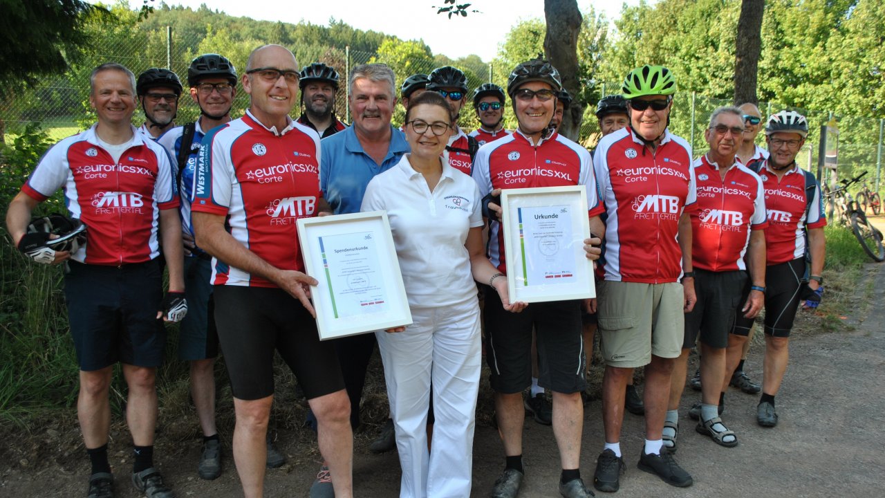 Die Mountainbiker aus dem Frettertal, hier mit Joana Junge von Strahlemännchen, freuen sich über ihre Urkunde für die meisten gefahrenen Kilometer in der Gemeinde Finnentrop bei „Stadtradeln im Kreis Olpe“ von privat