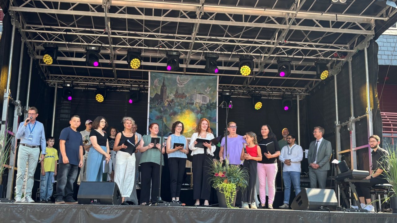 Unter strahlend blauem Himmel fand am Sonntagmorgen, 16. August, das Friedensgebet auf dem Rathausvorplatz in Altenhundem statt. Eingeladen dazu hatten sechs Religionsgemeinschaften. von Stadt Lennestadt