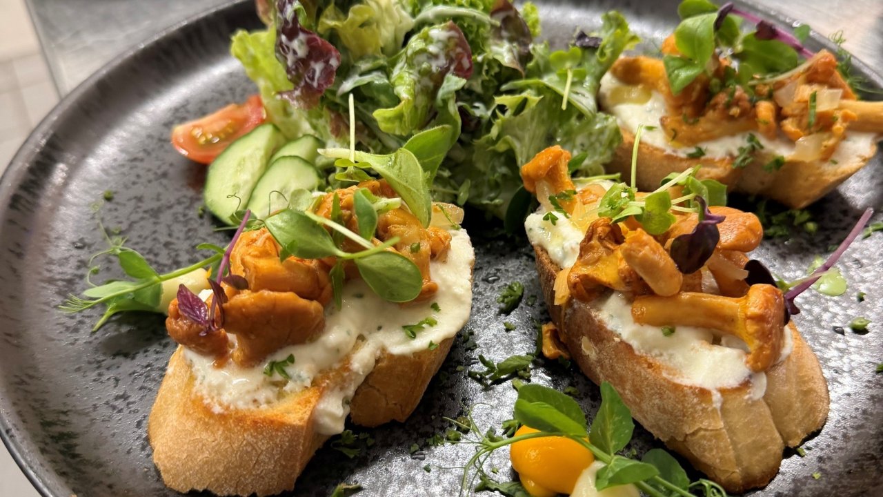 Im Juli und August haben Pfifferlinge Hauptsaison. Wie wäre es dann mal mit leckerem Pfifferling-Bruschetta? Das Landhotel Voss in Saalhausen zeigt euch, wie's geht. von privat