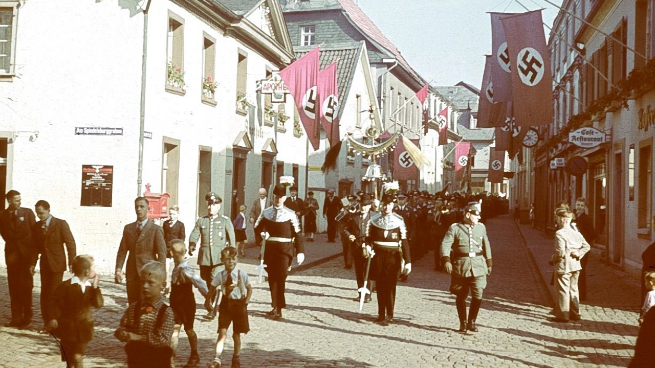 Das Titelfoto des Mitteilungsblattes Nr. 47 zeigt die mit Hakenkreuzfahnen geschmückte Wasserstraße beim Schützenumzug 1939, dem letzten Schützenfest vor dem Ausbruch des Zweiten Weltkrieges. von Stadtarchiv Attendorn