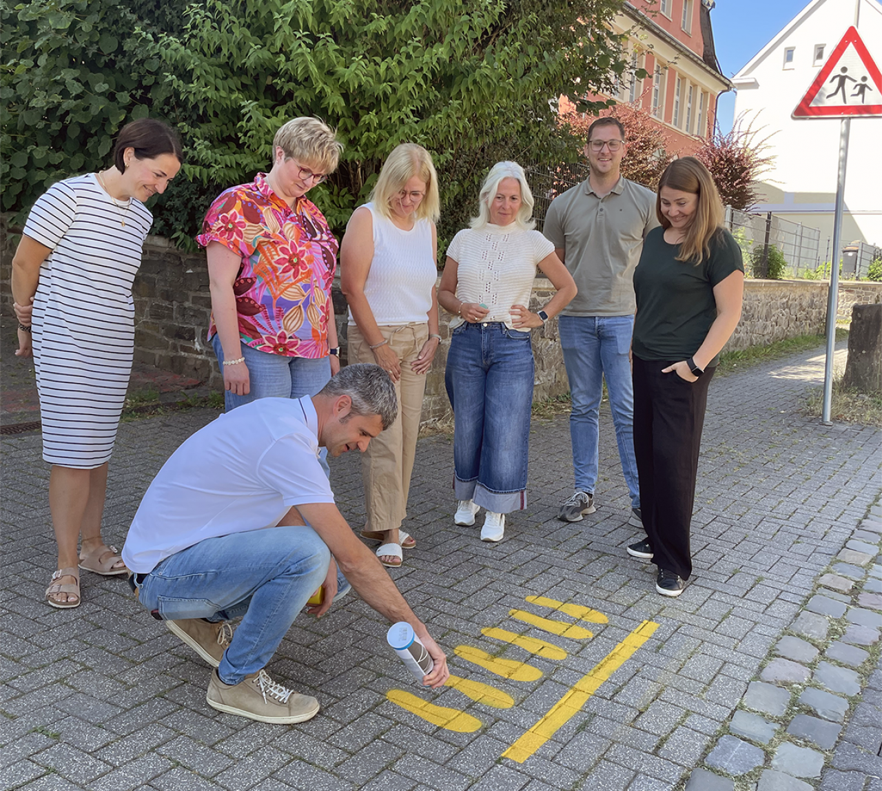 Eine tolle Aktion: Die Projektgruppe hat an zentralen und besonders gefährlichen Orten gelbe Füße auf den Asphalt gesprüht und wollen den Grundschülern damit Sicherheit und Orientierung geben. von privat