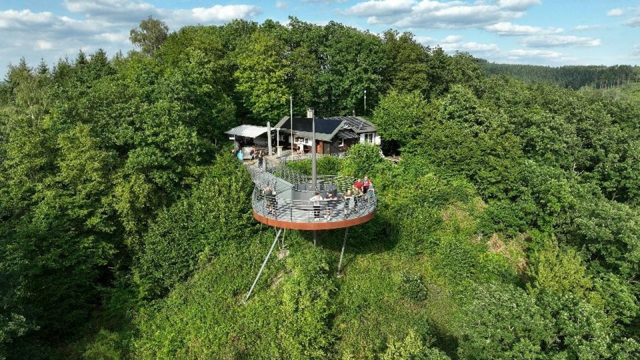 Luftaufnahme der SGV-Hütte mit neuer PV-Anlage. von Jan Poguntke