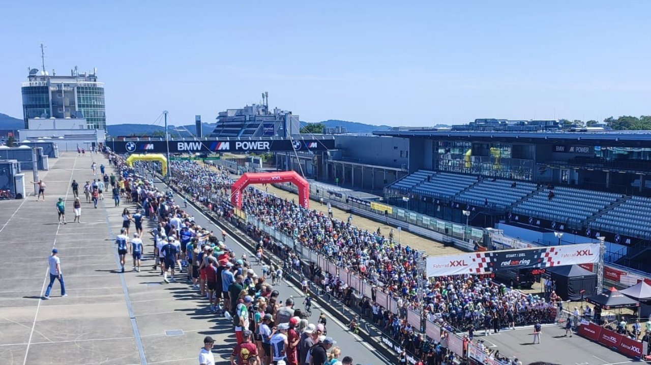 Eine Wahnsinns-Strecke vor einer wahnsinnigen Kulisse: Kürzlich fand das 24-Stunden-Radrennen auf der Nordschleife des Nürburgrings statt. von privat