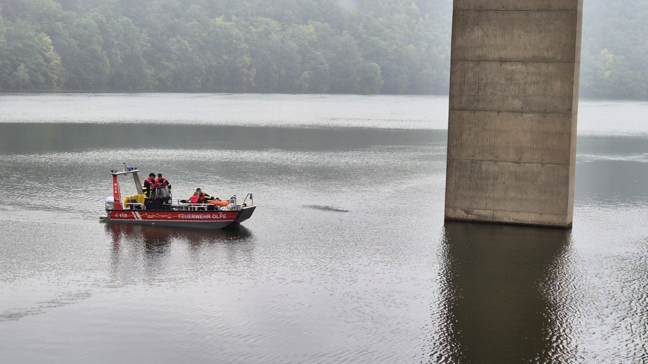Die Feuerwehr birgt ein Auto aus der Bigge unterhalb der Talbrücke Ronnewinkel. von Kai Osthoff