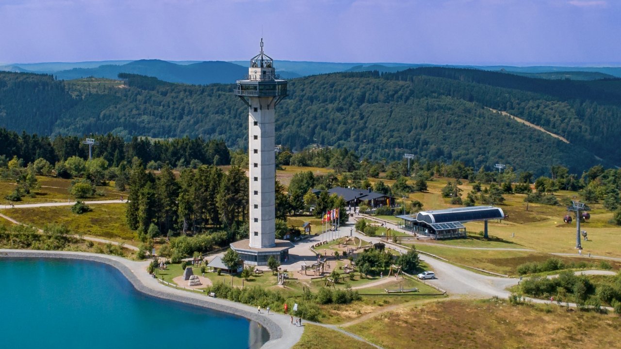 Am Gipfelkreuz auf dem Ettelsberg bei Willingen findet am Sonntag, 30. August, eine Alphornmesse statt. Dorthin wandert der SGV Meggen. von privat