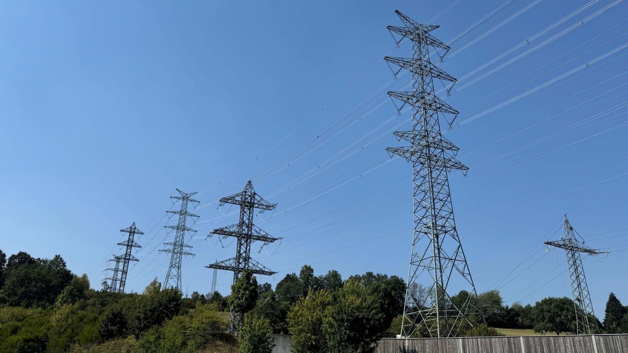 Arbeiten an der Trasse der neue Höchstspannungsleitung in Attendorn führen am Sonntag, 23. August, im Bereich rund um die Märkische Straße zu temporären Verkehrsbehinderungen. von © Hansestadt Attendorn