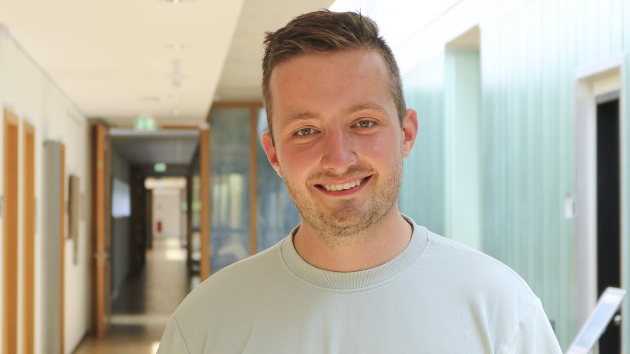 Janne Prutti hat nie ein Abitur oder Fachabitur abgeschlossen. Trotzdem studiert er inzwischen. von privat