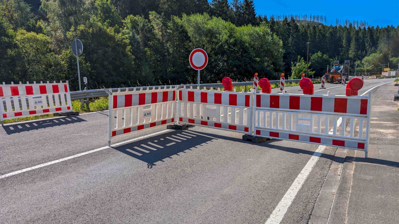 Die B 517 bleibt im Bereich Heidschott wegen der Bahn-Arbeiten noch bis zum 1. September gesperrt. von Nils Dinkel