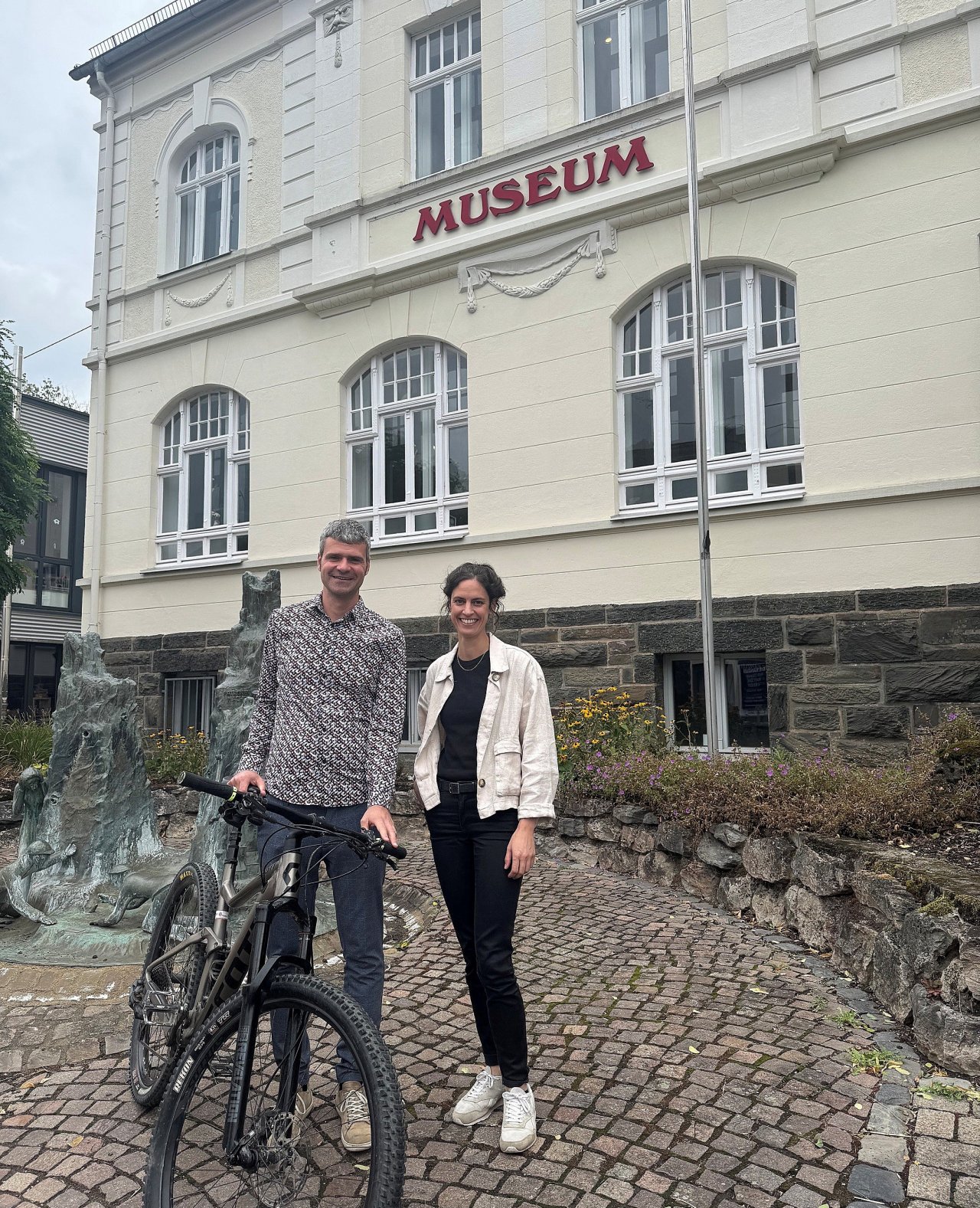 Zwei neue Gesichter bei der Stadtverwaltung Lennestadt: Mobilitätsmanager Philip Laister  (l.) zog aus Österreich nach Lennestadt, Museumsleiterin Dr. Ricarda Braun kam von Berlin. von Kerstin Sauer