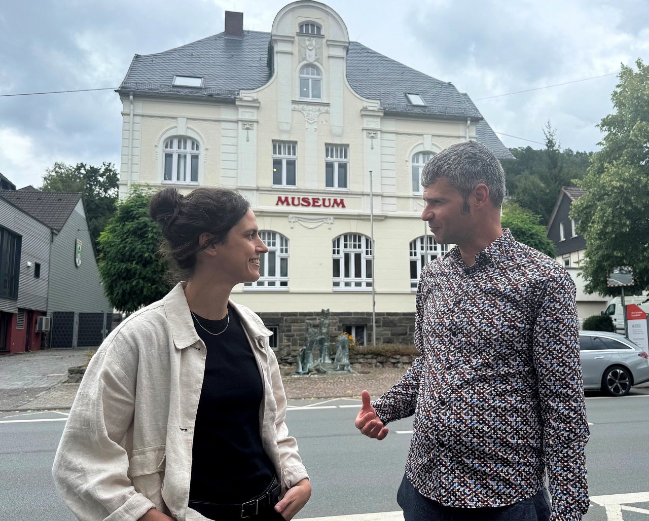 Dr. Ricarda Braun (l.) und Philip Laister - die „Neuen“ in Lennestadt. Nach den ersten Monaten können beide sagen: Es gefällt uns hier. von privat