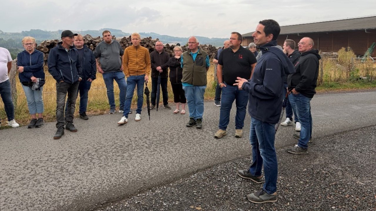 Auf großes Interesse ist der Bürgermeisterrundgang auf dem Holzweg gestoßen. Rund 35 Bürgerinnen und Bürger nutzten die Gelegenheit, gemeinsam mit Bürgermeister Pospischil und Mitgliedern der SPD-Fraktion Anliegen direkt anzusprechen. von SPD Attendorn