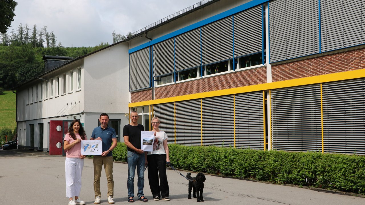 Klimaanpassungs-Konzept für die Grundschule am Kreuzberg: (v.l.) Jana Bischoff (Gem. Kirchhundem), Bürgermeister Björn Jarosz, Michael Kolo (Gem.Kirchhundem), Edith Wagener (Schulleitung) und Schulhund Spencer. von privat