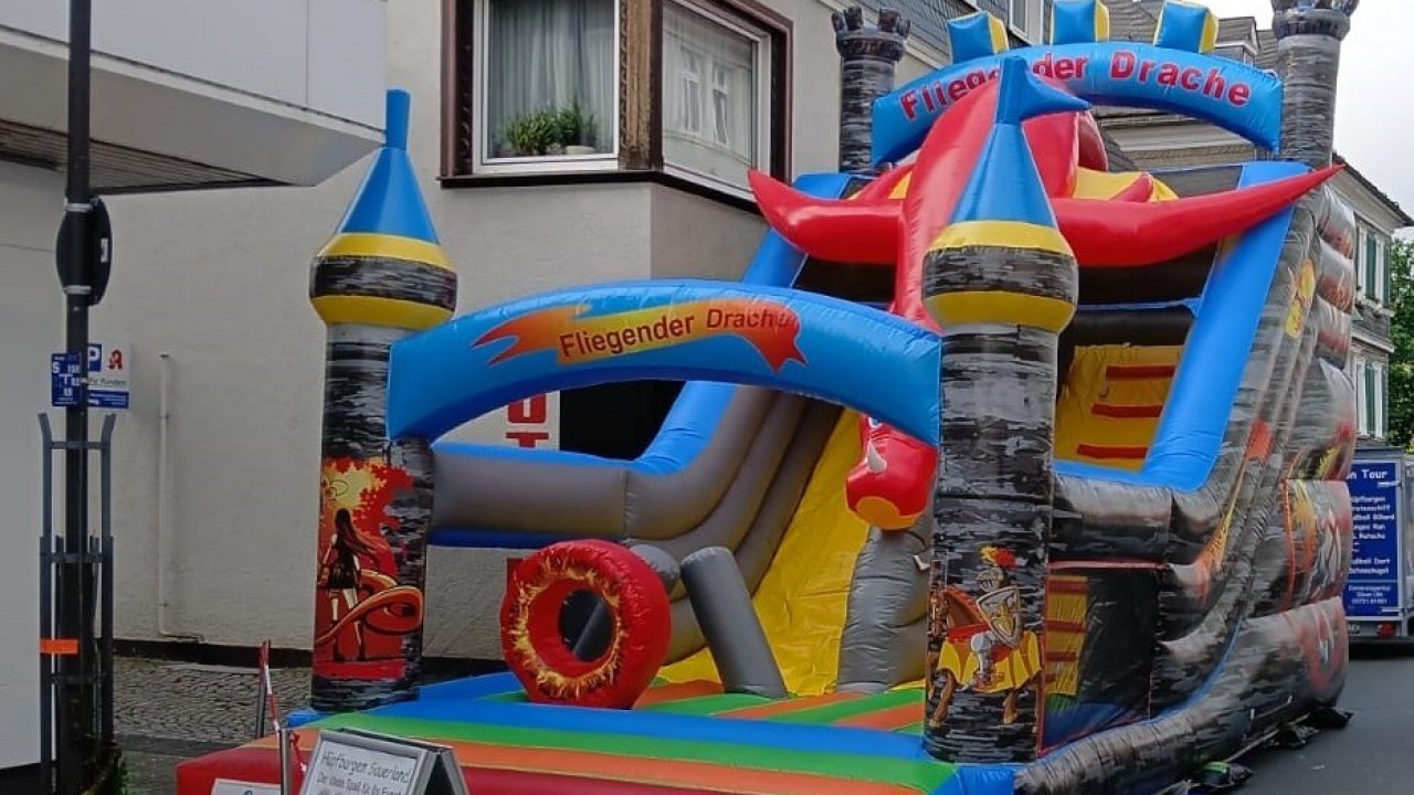 Die jungen Besucher können sich beim nächsten WochenMARKT-Treff in Attendorn auf eine Drachenrutsche freuen. von Hüpfburgen Sauerland