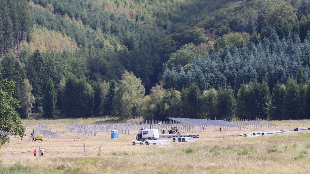 Die Arbeiten haben begonnen: Läuft alles nach Plan, geht der Solarpark Hachen noch in diesem Jahr in Betrieb. von Marita Sapp