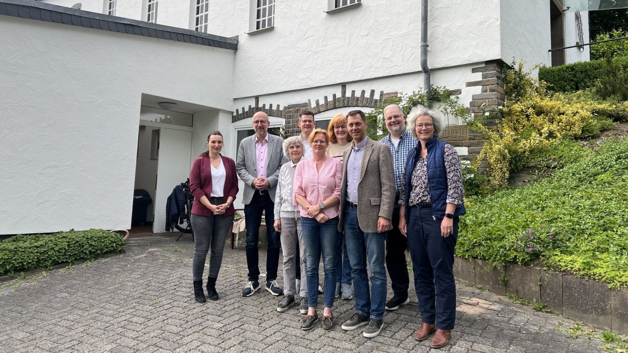 Der Förderverein mit Bürgermeister Uli Berghoff nach der Gründungsversammlung im Mai 2025 (v.l.): Janina Müller, Uli Berghof, Veronika Schmieder, Christian Hermann, Line Dyckerhoff, Sabine Rudolf, Wilhelm Dyckerhoff, Kai Saure und Theda Freifrau v. Müffling. von privat