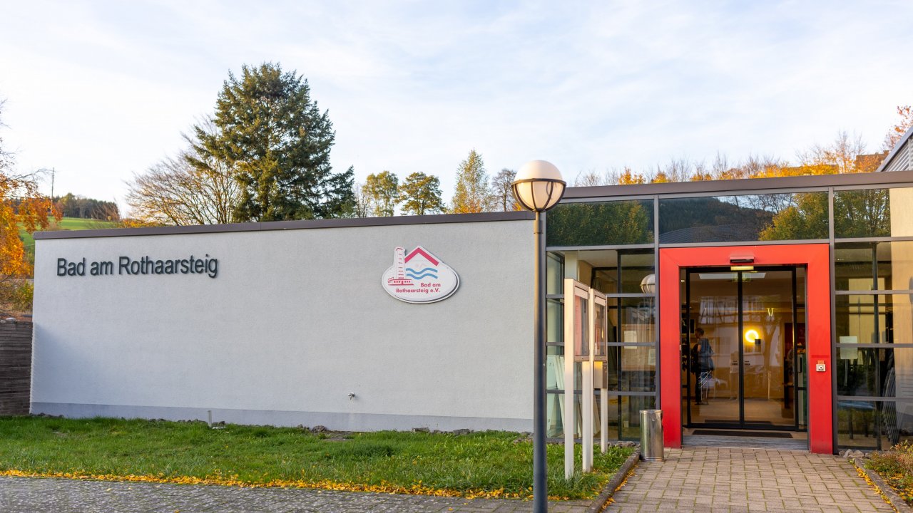 Das Bad am Rothaarsteig in Oberhundem muss vorerst geschlossen bleiben. Die Saunalandschaft ist aber nicht betroffen und öffnet wieder am Donnerstag, 3. September. von Tine Schmidt