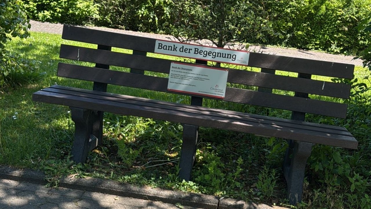 Die Bank der Begegnung auf dem Waldfriedhof in Attendorn. von privat