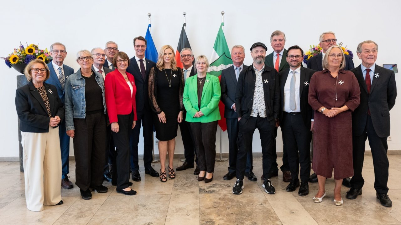 Ministerpräsident Wüst mit den neuen Ordensträger. von Land NRW / Mark Hermenau