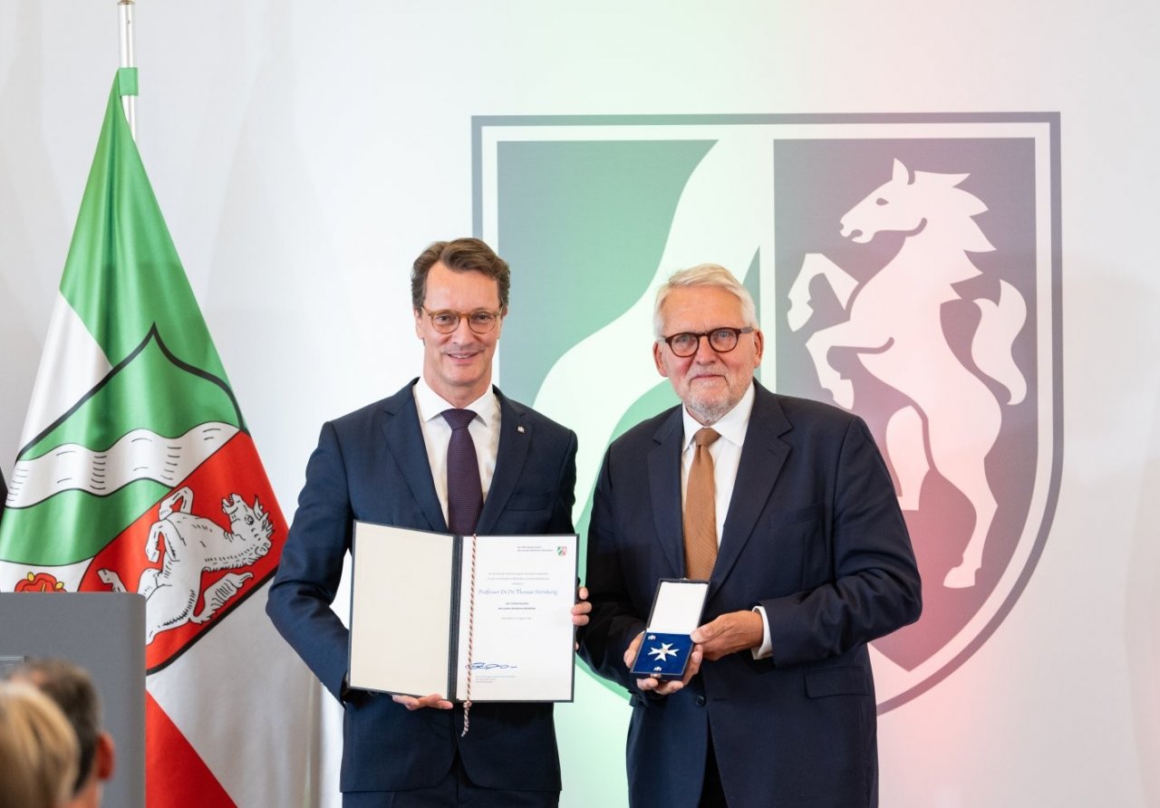 Ministerpräsident Wüst mit Thomas Sternberg. von Land NRW / Mark Hermenau