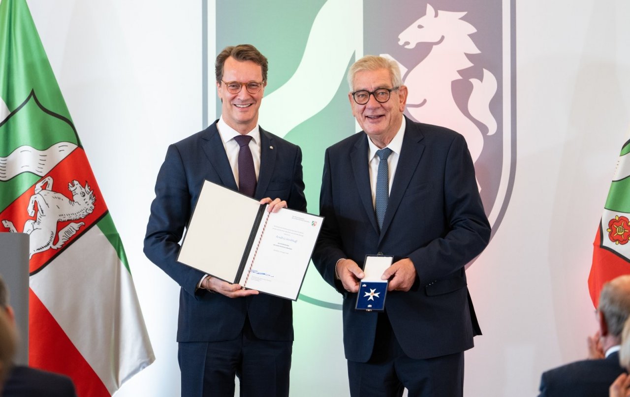 Ministerpräsident Wüst mit Arndt Kirchhoff. von Land NRW / Mark Hermenau