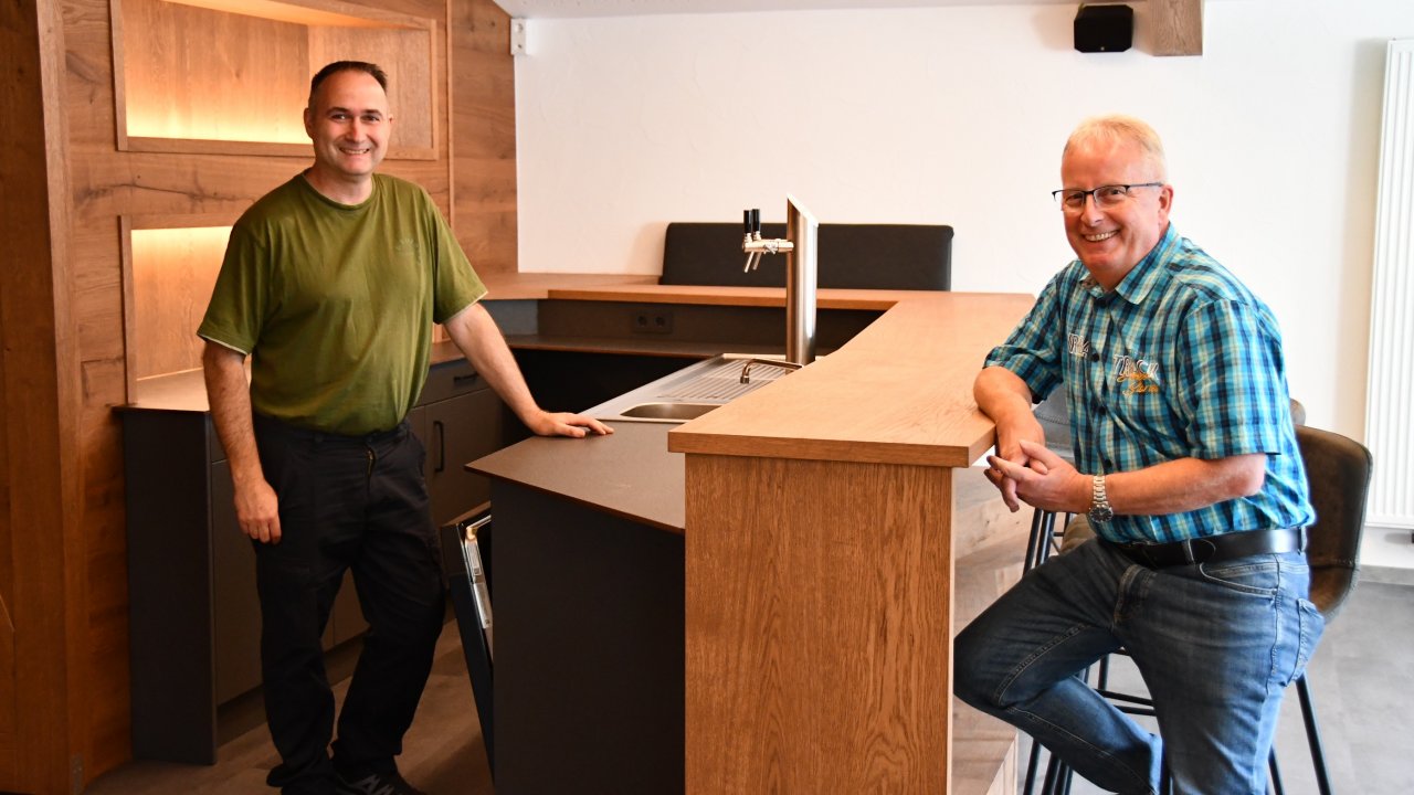 Der 1. Brudermeister Stephan Baußmann (l.) und Schriftführer Dirk Rau an der Theke im neugestalteten Speisesaal. von Nicole Voss