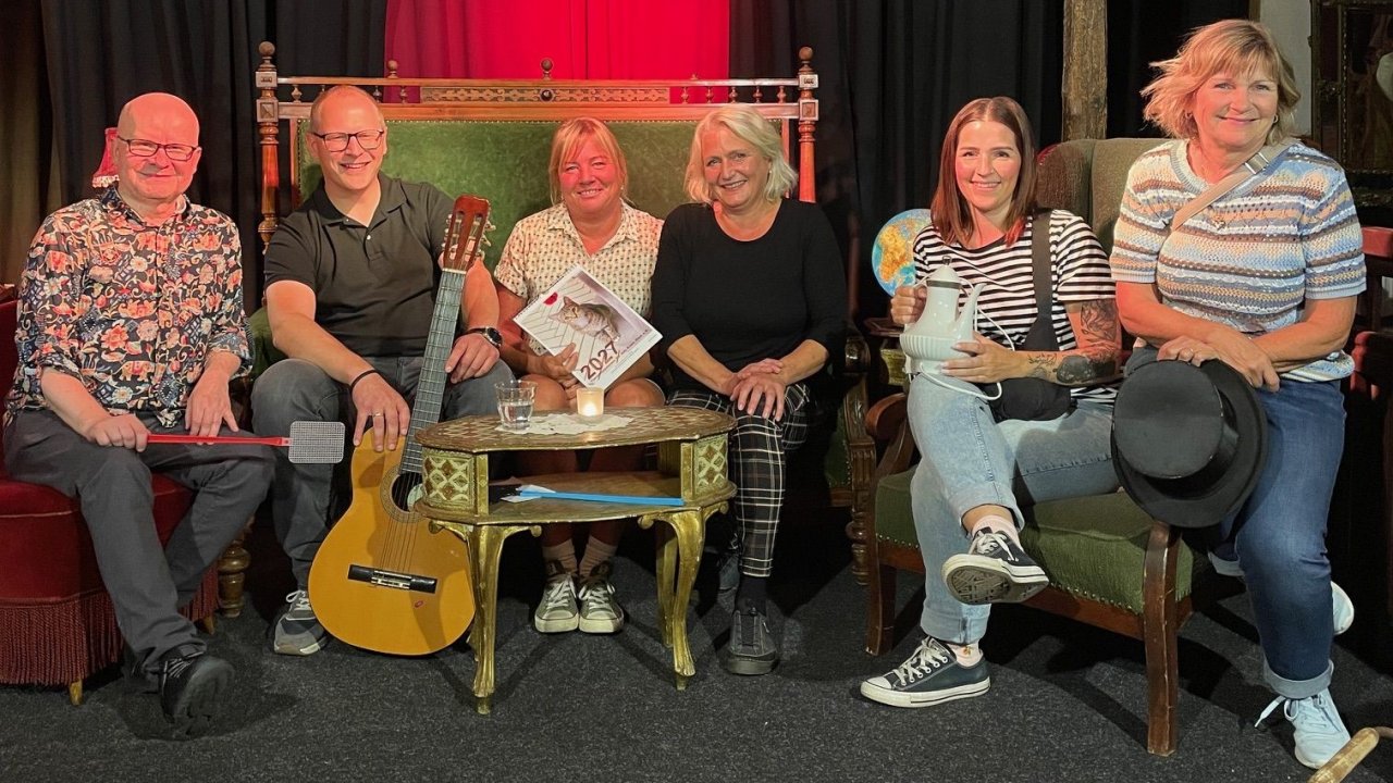 Leslie Sternenfeld, David Löher, Nadine Berndt, Ulrike Wesely und zwei Damen, die für 75 Euro eine leuchtende Kanne, einen Zylinder und eine Gitrarre aus dem Trödel ersteigert haben (v.l.). von MuT Sauerland