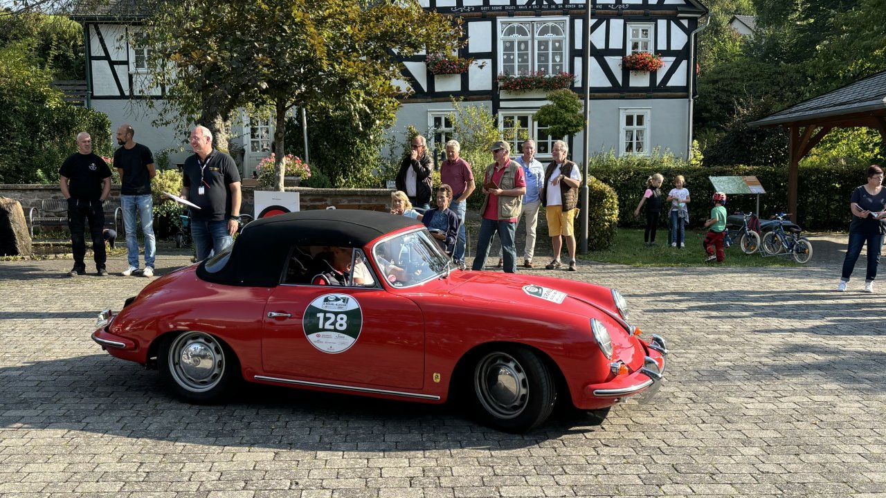 Ein echter Hingucker: dieser rote Porsche 356 SC Cabrio, Baujahr 1964. von harpo