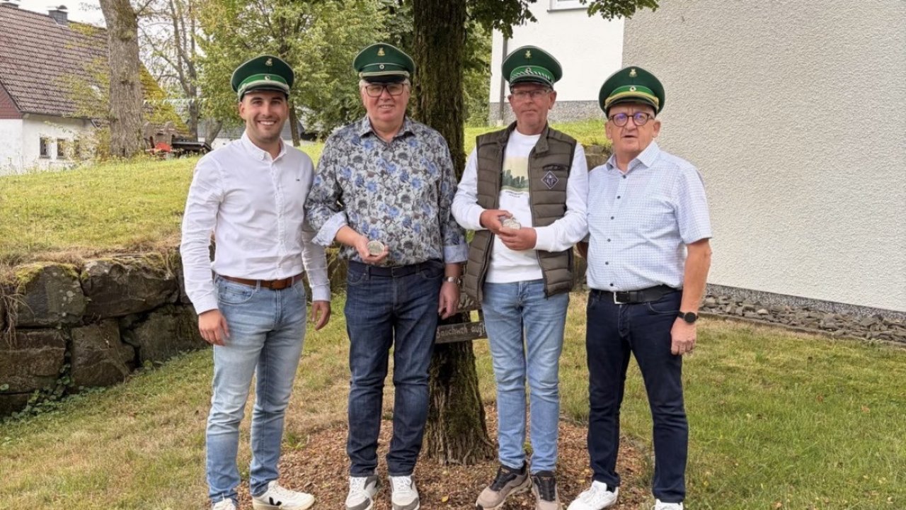 Bei der Ordensübergabe (v.l.): 1. Vorsitzender Florian Halbe, Kaiser Dieter Halbe, König Thomas Hecken und Oberst Detlev Goertzen. von privat