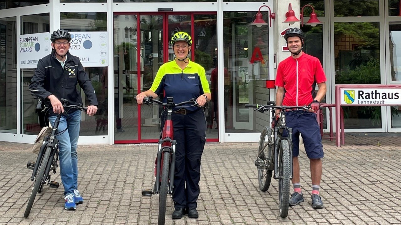 Laden vor allem Senioren zum Pedelec-Sicherheitstraining ein: (v.l.) Martin Steinberg (Stadt Lennestadt), Polizeihauptkommissarin Tanja Lauer und Mobilitätsmanager Philip Laister. von Stadt Lennestadt