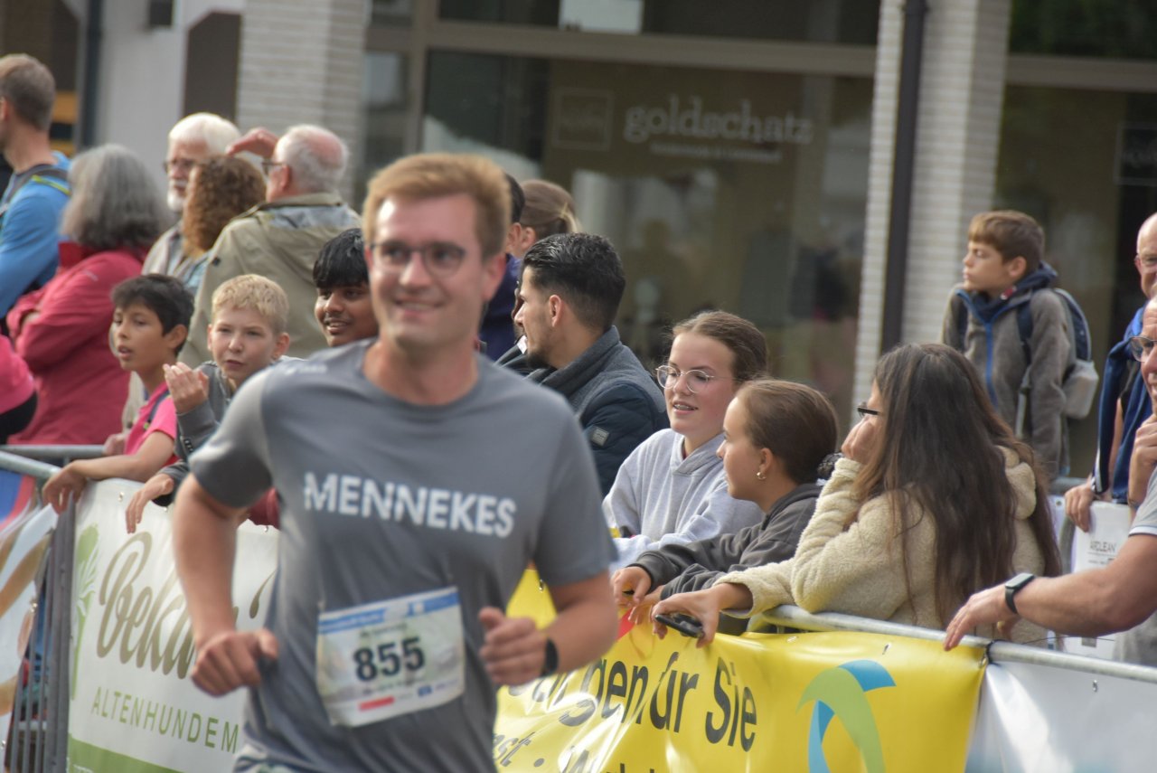 Zahlreiche Sponsoren sind am Veranstaltungstag selbst dabei und gehen mit großen Firmenteams und eigenen Laufshirts oder eigens gestylten Outfits an den Start. von privat