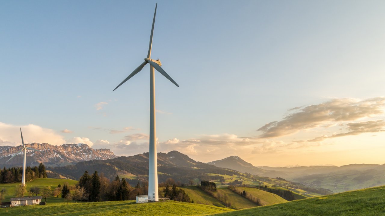 Symbolfoto: Windanlagen von TeeFarm/pixabay.com