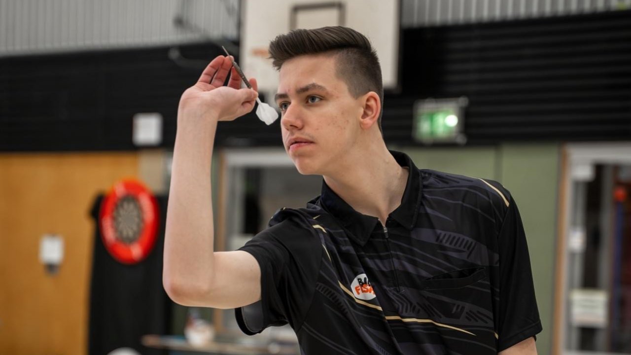Hochkonzentriert und fokussiert: Luca Wolff aus Schmallenberg gehört zu den erfolgreichsten Dartspielern Deutschlands - und das mit gerade einmal 17 Jahren. von privat