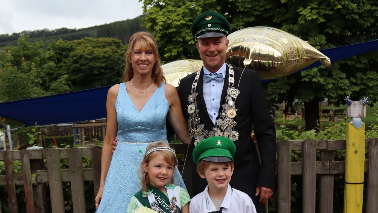 Das Rönkser Königspaar Jan und Steffi Kirchhoff und das Kinderkönigspaar Marie und Mika. von privat