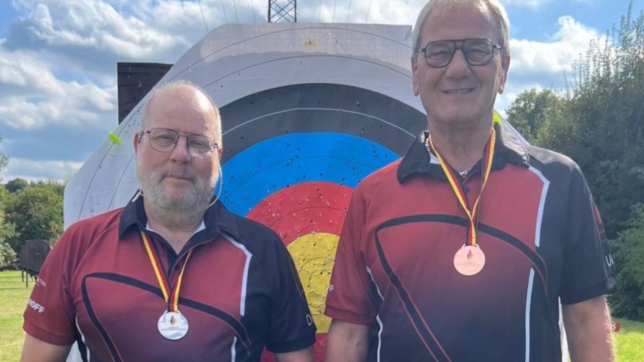 Dieter Lügger und Udo Kleinsorge (v.l.) der Bogensportfreunde Attendorn-Ennest haben bei der Deutschen Meisterschaft der Para-Bogenschützen herausragende Ergebnisse erzielt. von Bogensportfreunde Attendorn-Ennest