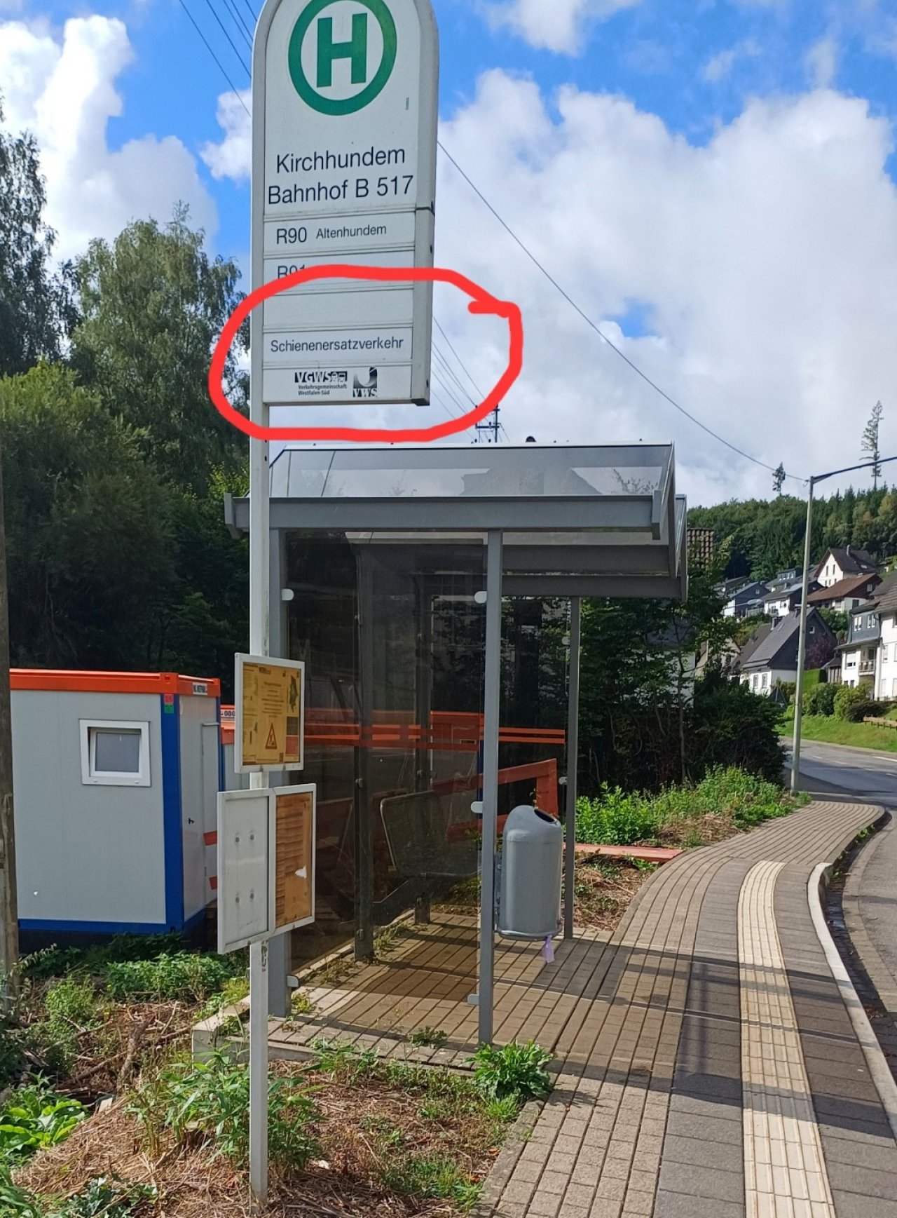 „Schienenersatzverkehr “ steht auf dem Schild, doch Infos gibt es nicht. von privat